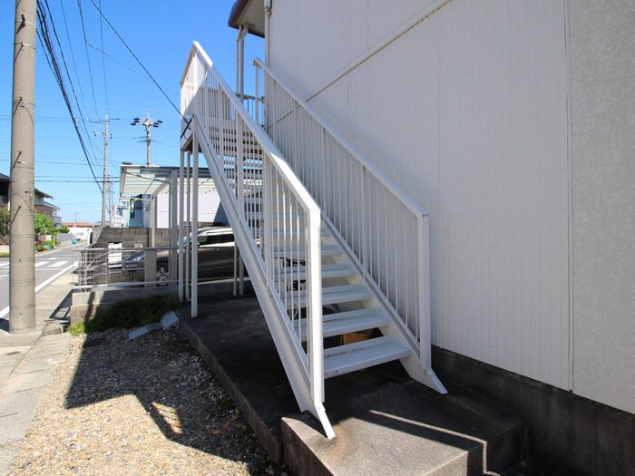 物件外観写真6　(エントランス部分)