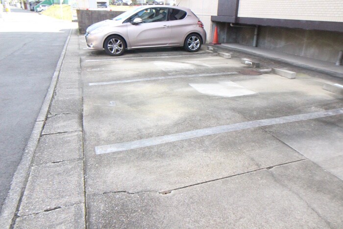 物件外観写真6　(駐車場)