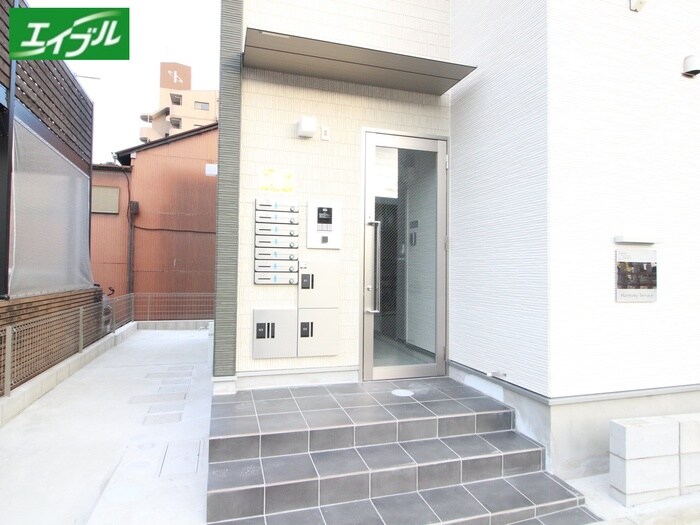 物件外観写真3　(エントランス部分)
