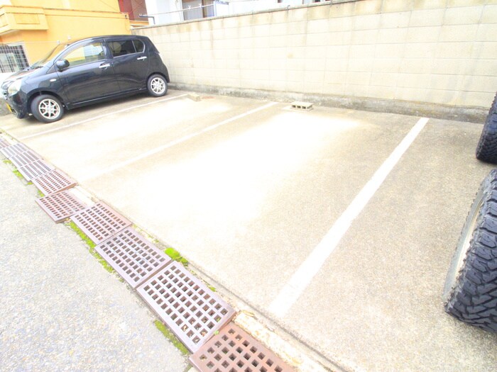 物件外観写真4　(駐車場)