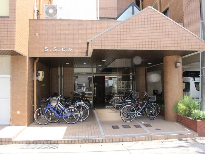 物件外観写真3　(エントランス部分)