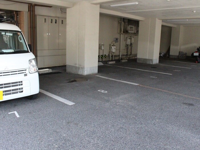 物件外観写真5　(駐車場)