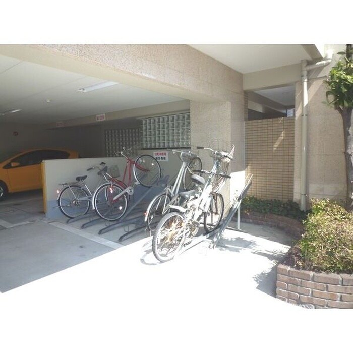 物件外観写真4　(駐輪場)