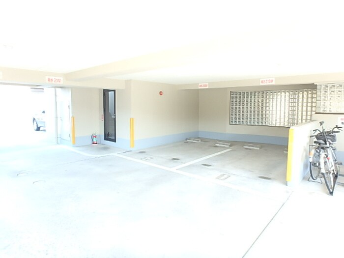 物件外観写真5　(駐車場)