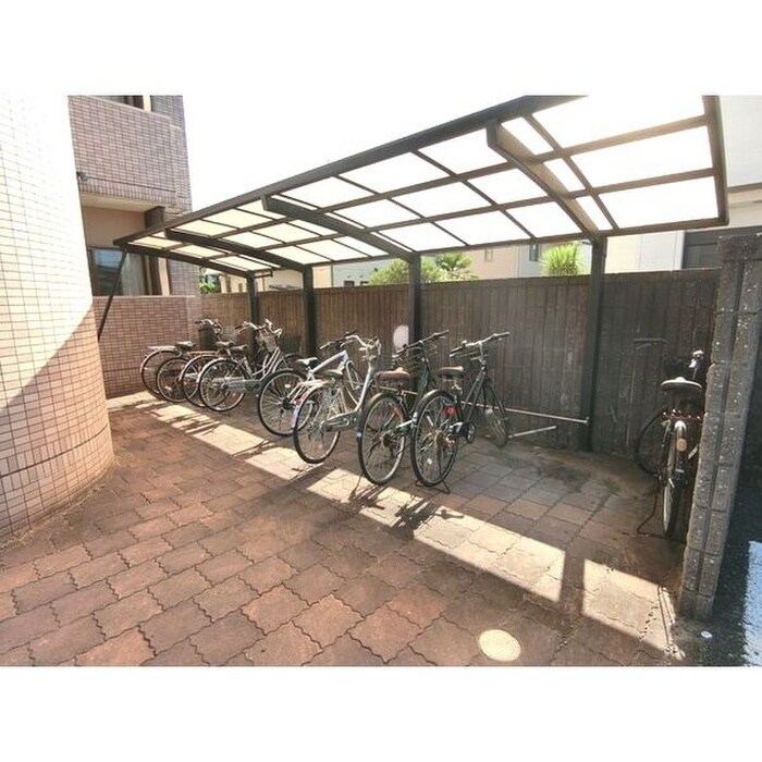 物件外観写真2　(駐輪場)