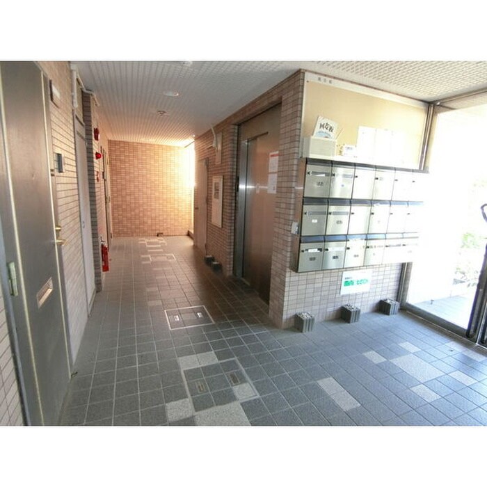 物件外観写真4　(エントランス部分)