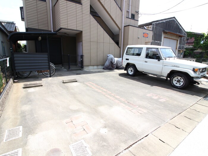 物件外観写真4　(駐車場)