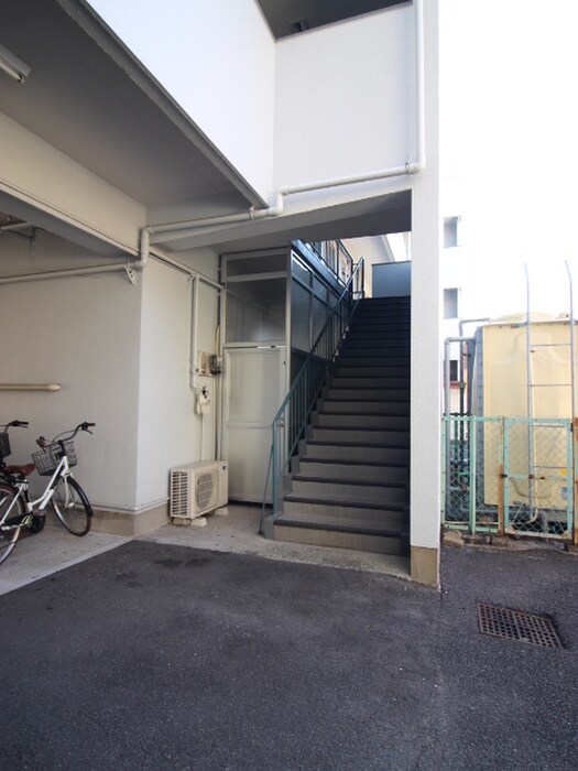 物件外観写真2　(エントランス部分)