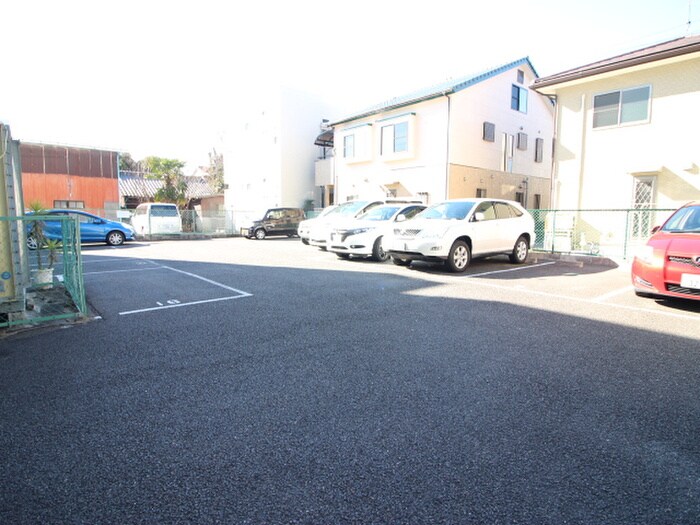 物件外観写真5　(駐車場)