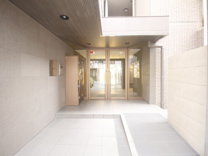 物件外観写真2　(エントランス部分)