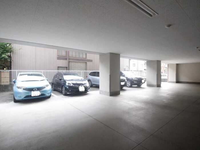 物件外観写真5　(駐車場)