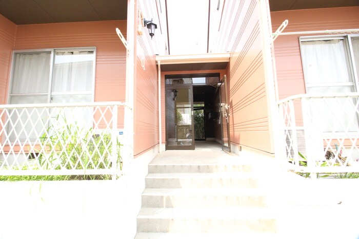 物件外観写真4　(エントランス部分)