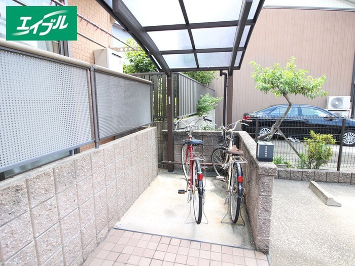 物件外観写真3　(駐輪場)