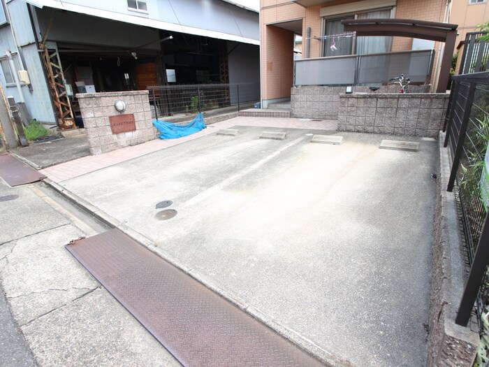 物件外観写真5　(駐車場)