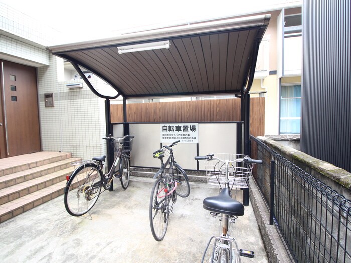 物件外観写真4　(駐輪場)