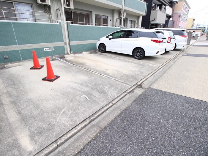 物件外観写真5　(駐車場)