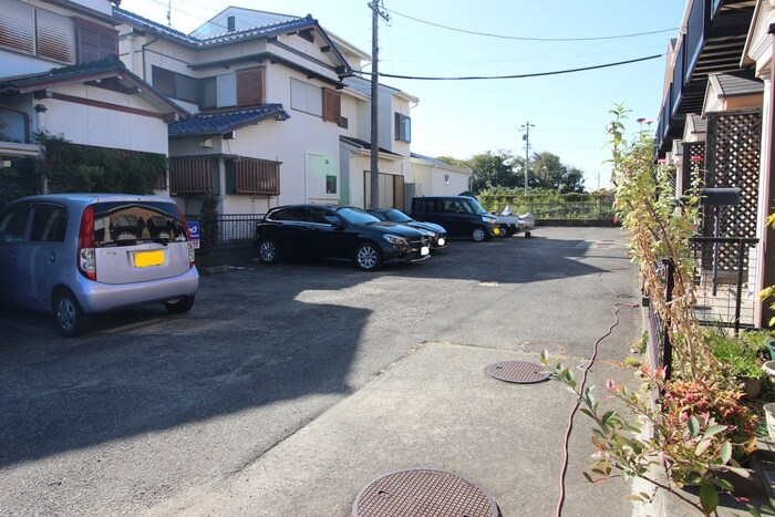 物件外観写真3　(駐車場)