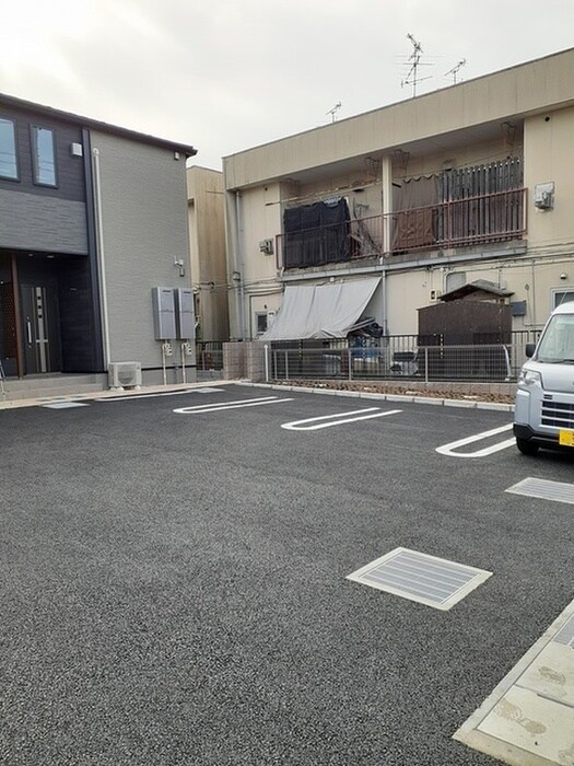 物件外観写真2　(駐車場)