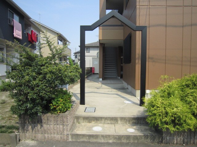 物件外観写真3　(エントランス部分)