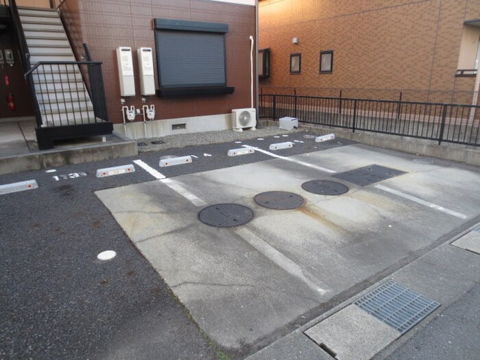物件外観写真3　(駐車場)