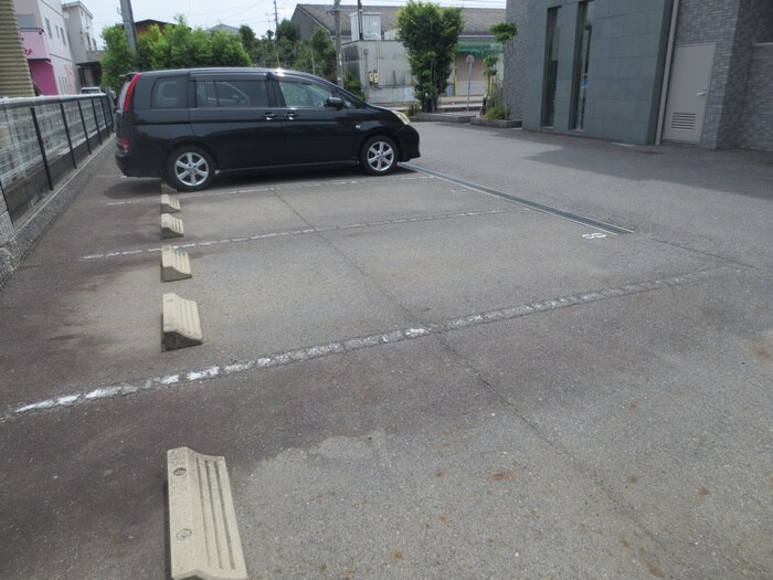 物件外観写真6　(駐車場)