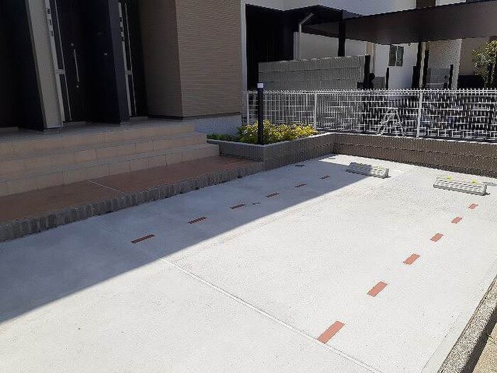 物件外観写真3　(駐車場)