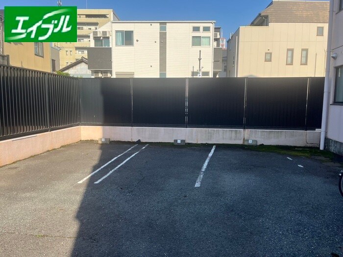 物件外観写真6　(駐車場)