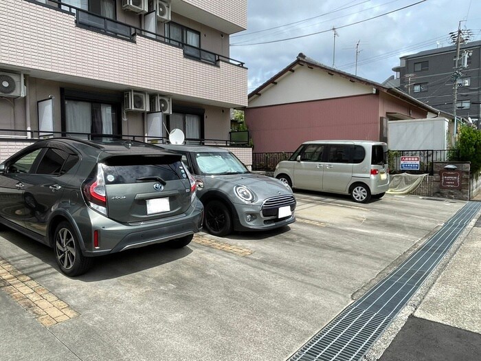 物件外観写真3　(駐車場)