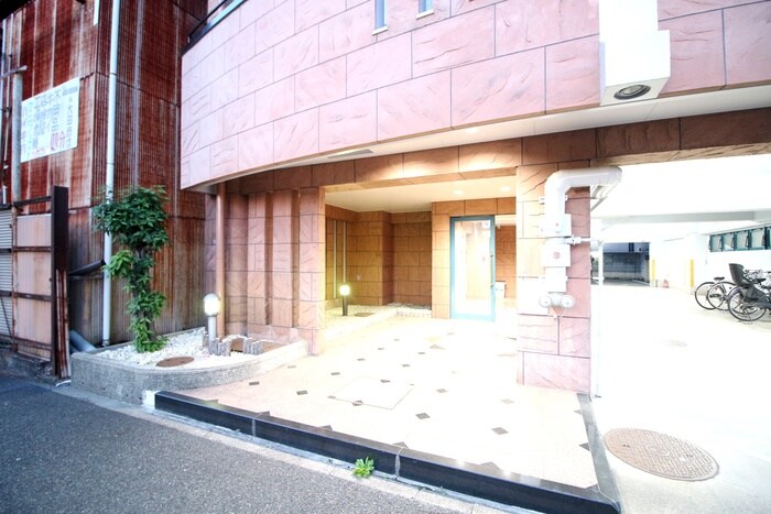 物件外観写真2　(エントランス部分)