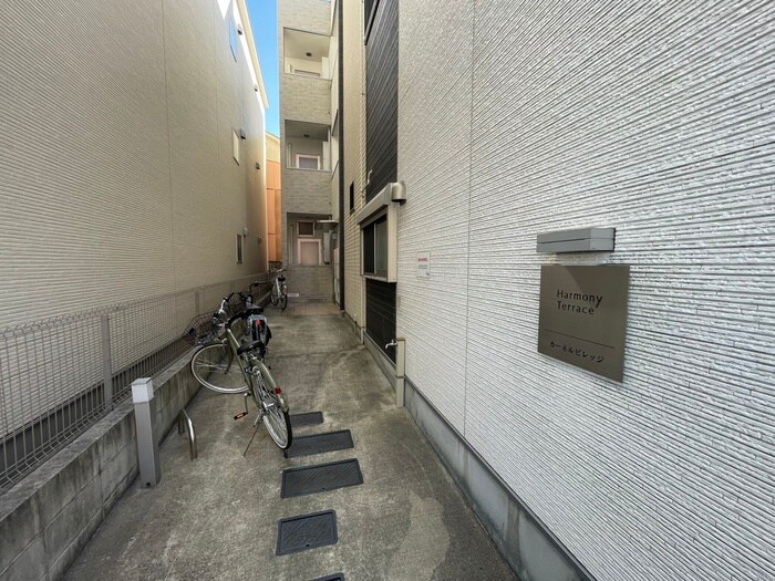 物件外観写真3　(エントランス部分)