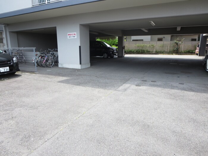 物件外観写真3　(駐車場)
