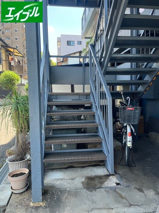 物件外観写真5　(エントランス部分)