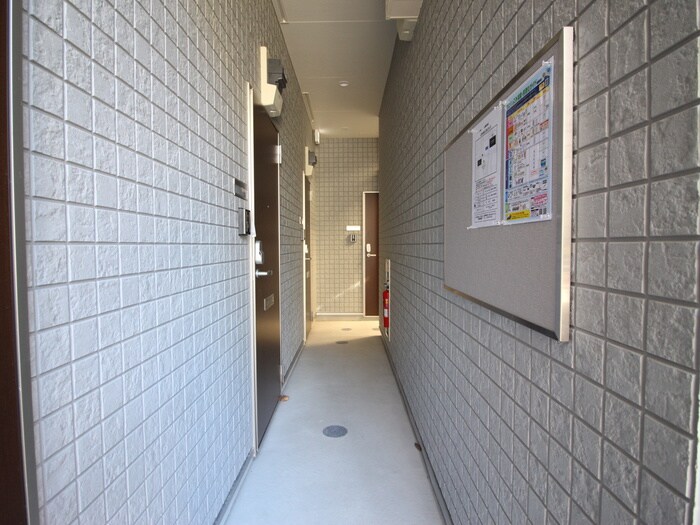 物件外観写真6　(エントランス部分)