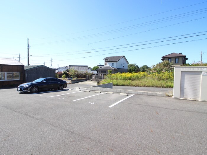 物件外観写真3　(駐車場)