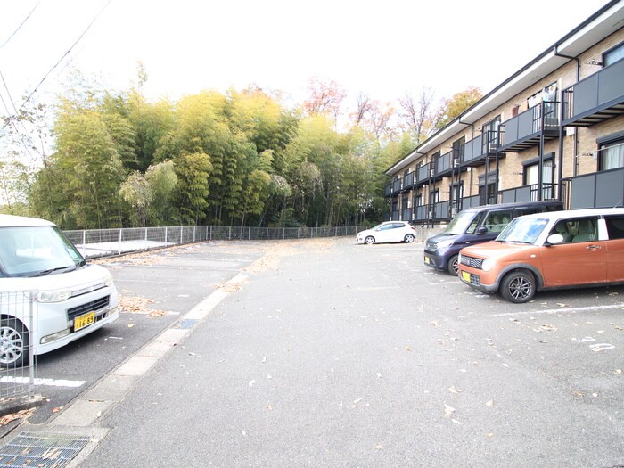 物件外観写真2　(駐車場)