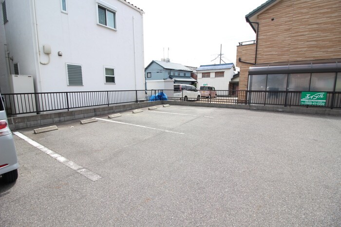 物件外観写真3　(駐車場)