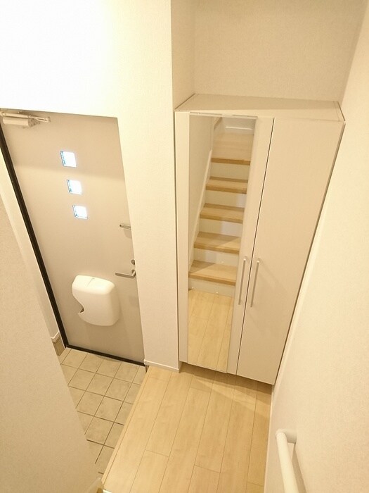 物件内観写真6　(玄関)