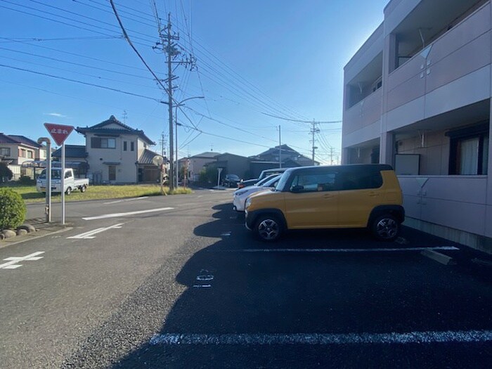 物件外観写真4　(駐車場)