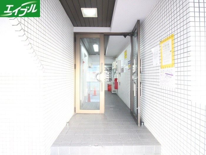 物件外観写真2　(エントランス部分)