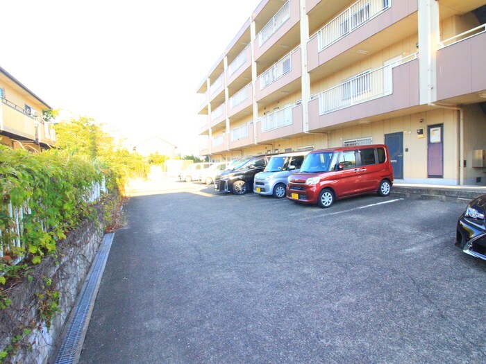 物件外観写真3　(駐車場)