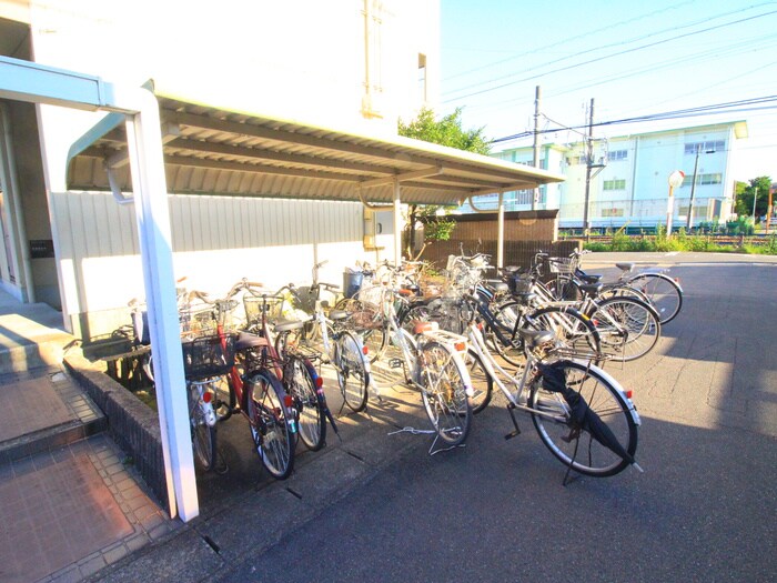 物件外観写真4　(駐輪場)