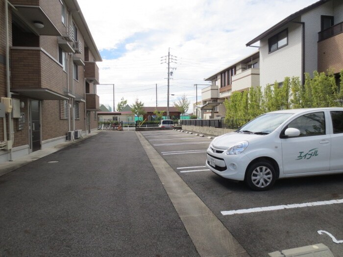 物件外観写真4　(駐車場)