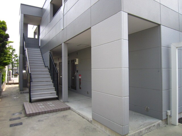 物件外観写真3　(エントランス部分)