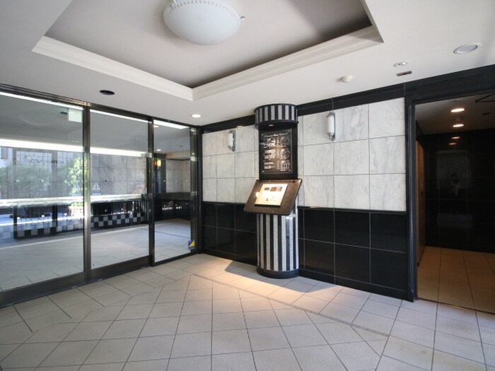 物件外観写真5　(エントランス部分)