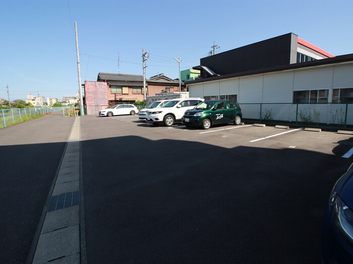 物件外観写真4　(駐車場)