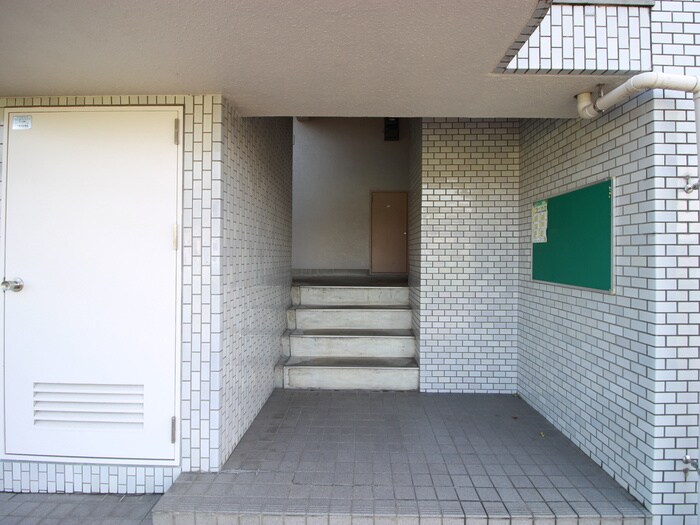 物件外観写真5　(エントランス部分)