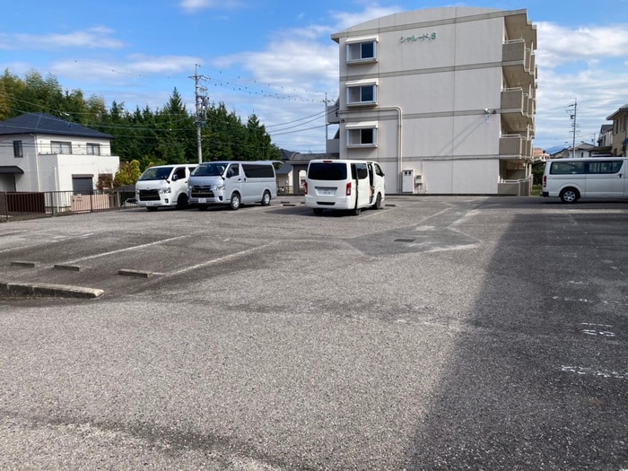物件外観写真2　(駐車場)