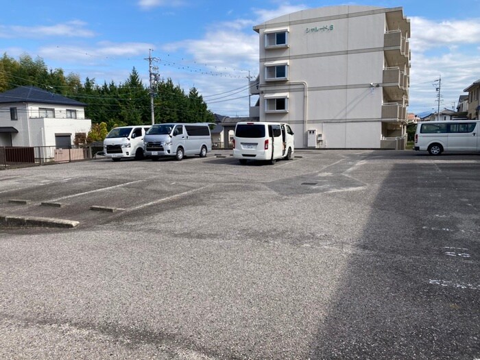 物件外観写真2　(駐車場)