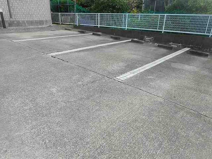 物件外観写真5　(駐車場)