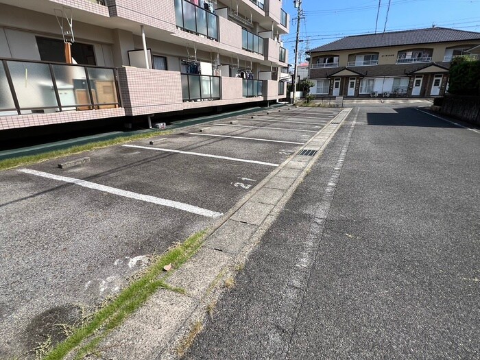 物件外観写真4　(駐車場)